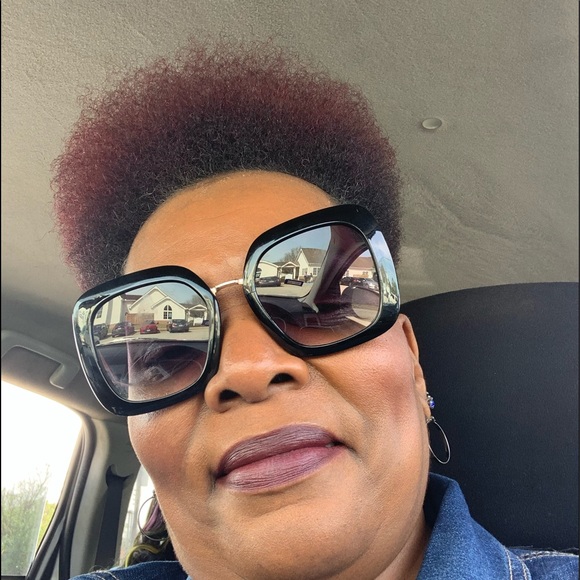 Meet your Posher, Sonya - Picture 1 of 1